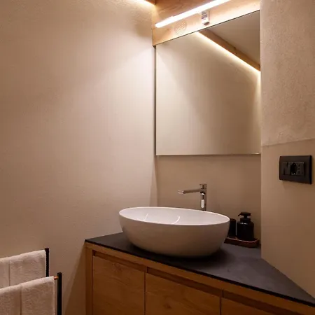 Apartment Maison Mont Blanc, Brand New Ideal For 4, Private Parking, Walking From Center Courmayeur